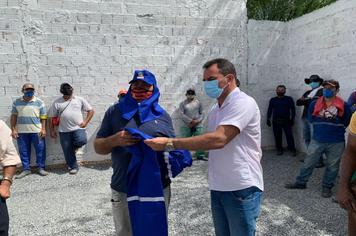 EQUIPE DA LIMPEZA VALORIZADA E DE ROUPA NOVA.