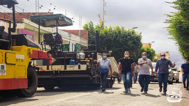 PREFEITO MARCOS LOBO FAZ VISTORIA NAS OBRAS DE ASFALTAMENTO EM UAUÁ